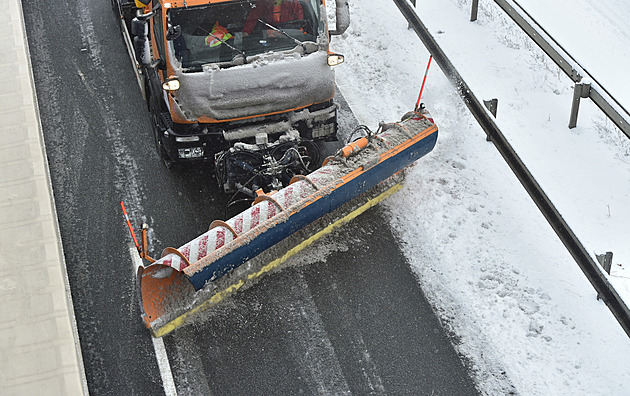 Předjíždět sypač zakázáno není, ale raději to nepokoušejte. Zbytečně riskujete