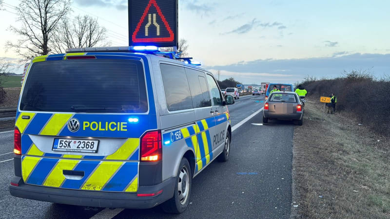 Dva mrtví po policejním pronásledování na Nymbursku. Ujíždějící řidič narazil do cisterny