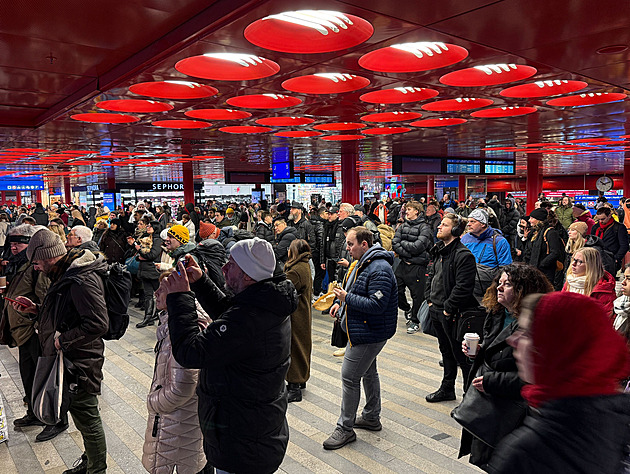 Vlaky v okolí Prahy nabírají zpoždění. Cestující budou mít nárok na vrácení peněz