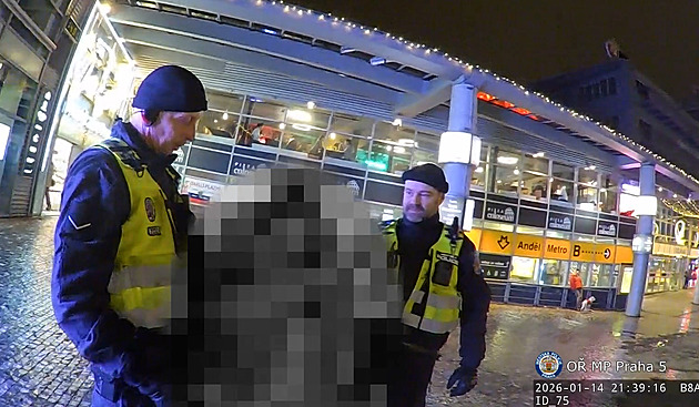 Dej mi ještě napít, žádala opilá útěkářka po strážnících. Divili se, kolik jí je let