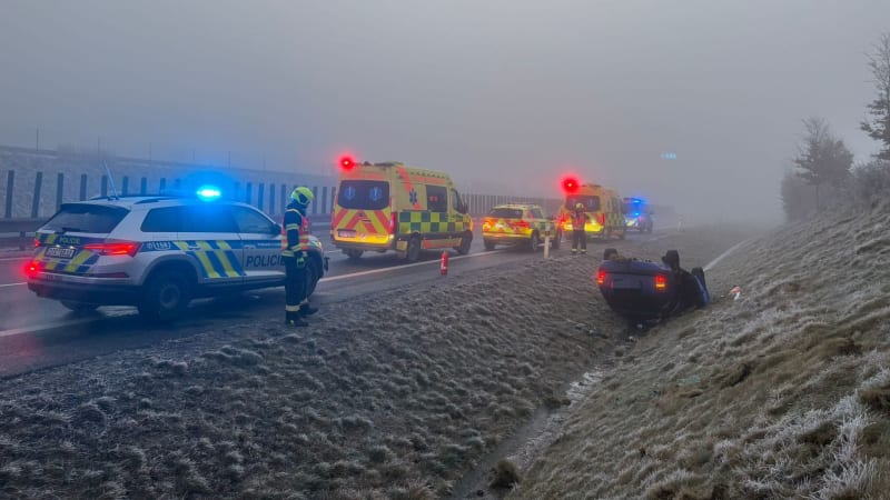 Série nehod uzavřela silnici na Ostravsku. Policie vybízí k opatrnosti kvůli ledovce 