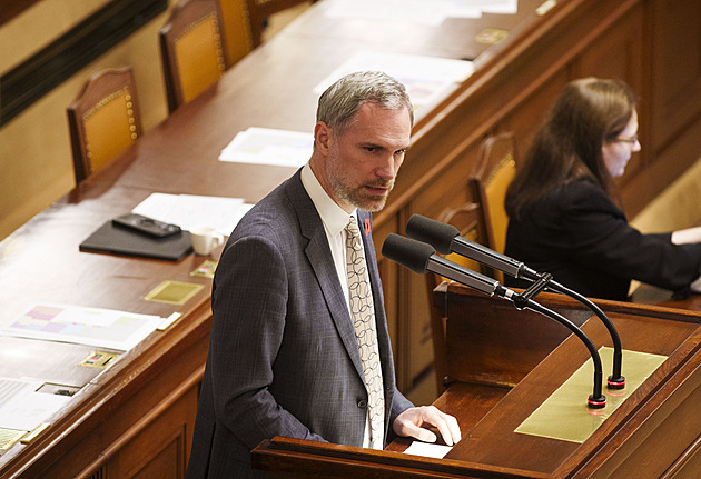 Úřad řeší odměny pro Hřiba v pražské energetice, šéfovi Pirátů hrozí pokuta