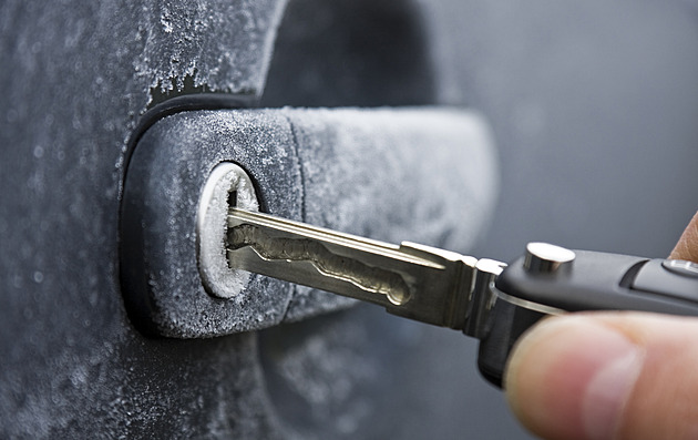 Zamrzlý zámek u auta i domu. Jak ho otevřít bez poškození a čemu se vyhnout