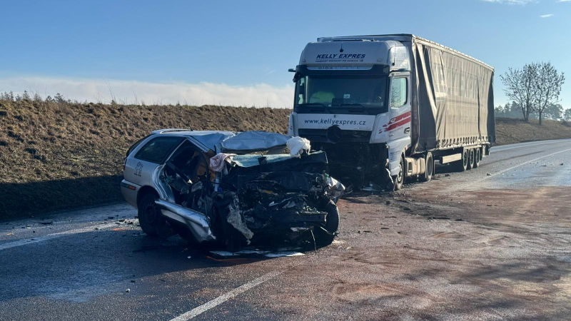 Tragická nehoda na Svitavsku: Kamion se čelně střetl s autem, jeho řidič nepřežil