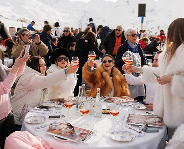 Ruské celebrity flámovaly na horách ve Francii. Amorální, zuří v Putinově straně