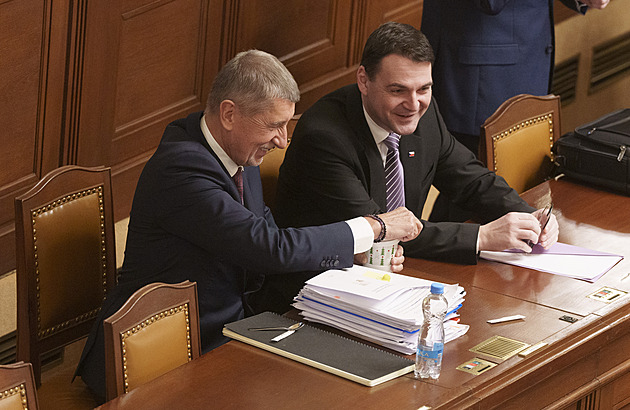 Tento způsob veřejné debaty nepomáhá, řekl Babiš ke sporu Macinky s Pavlem