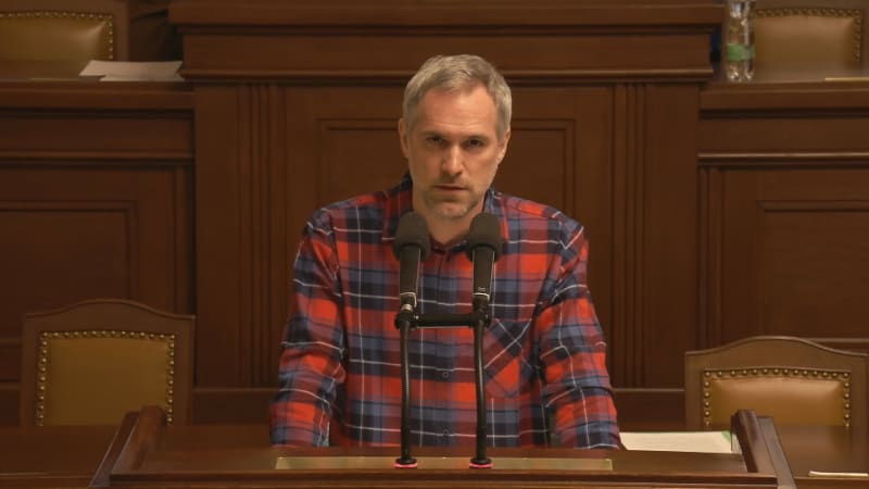 Piráti ve Sněmovně nasadili Pavlův kostým. Pubertální fracek si dupe nožičkou, kritizoval Hřib