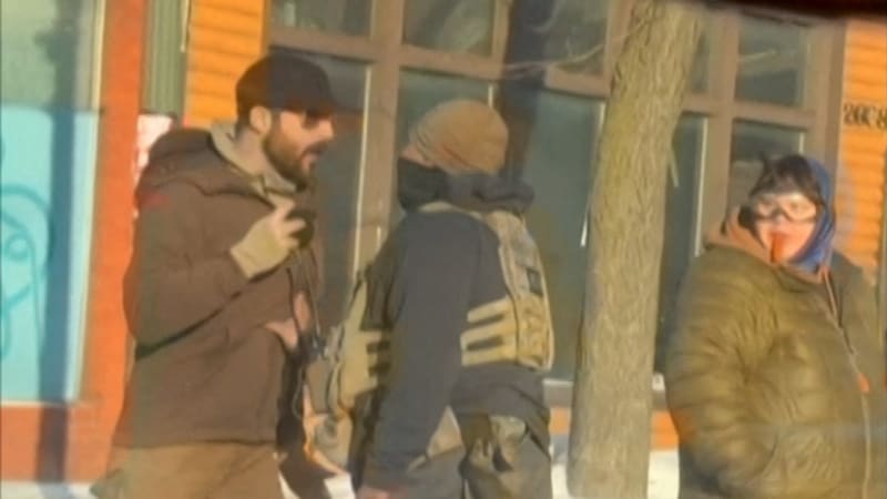 Kopal jim do auta, za pasem měl zbraň. Video ukazuje Prettiho dřívější konflikt s agenty