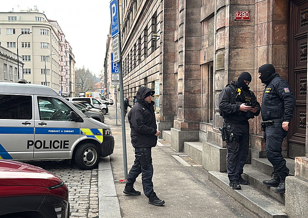 Po razii na černošickém úřadu obvinili 16 lidí, případ se týká řidičáků