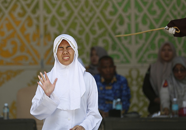 Indonésanka dostala 140 ran holí za nemanželský sex, v bolestech omdlela