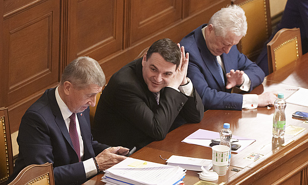 Vláda ztratila kontakt s realitou, říká Rakušan. Podle Kupky je Babiš slabý