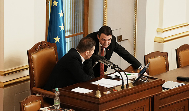 Přilil benzín do ohně, dělá z nás rukojmí svého ega, tepe opozice Macinku