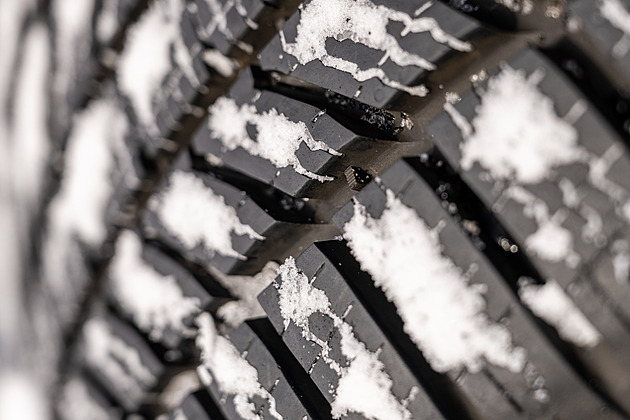 Závažnost nehod roste. Na vině bývá i špatný stav pneumatik, varují odborníci