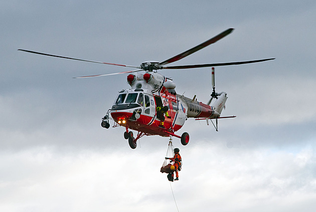 Šikana na letecké záchrance v Líních. Ministerstvo chce nápravu, Řehkovo řešení selhalo