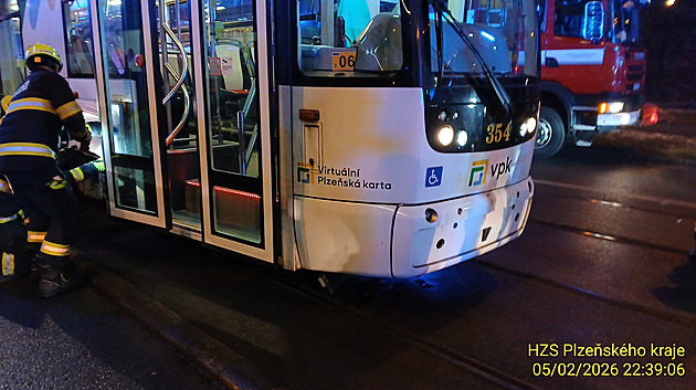 Seniorka po střetu s tramvají zemřela v nemocnici. Policie hledá svědky nehody