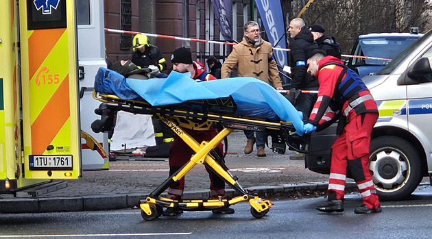 Ozbrojenec zabarikádovaný v bytě je po smrti, při zásahu byl zraněn policista