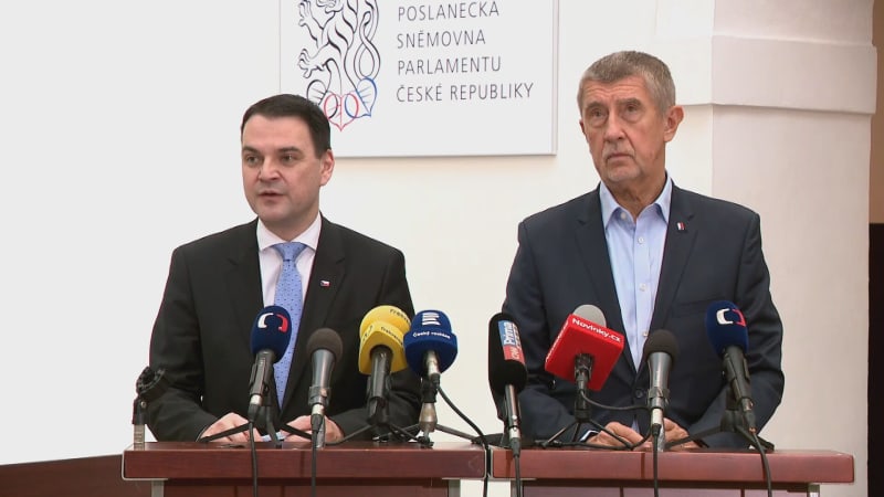 Detaily mimořádných opatření: Vláda posílí hlídky v ulicích. Pro Čechy vyšle i armádní airbusy