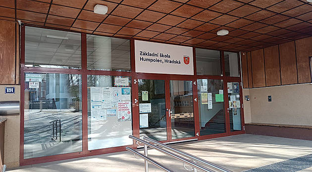 Kvůli výpovědím kantorů hrozí škole v Humpolci kolaps, rodiče tlačí na radnici
