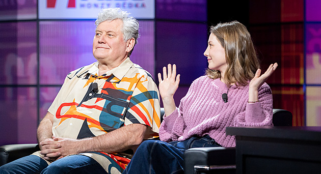 Táta pouštěl draka na nudapláži bez použití rukou, práskla na Hanuše dcera