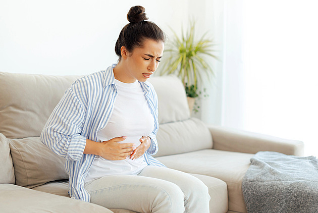 Bolí vás břicho a testy nic neukážou? Lékaři často odhalí právě tuto nemoc