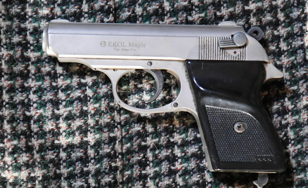 Muž střílel z plynové pistole, pak své okolí ohrožoval také nožem