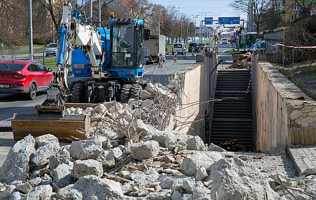 Řidiče čeká komplikace na plzeňském tahu, starý podchod ustupuje nové lávce