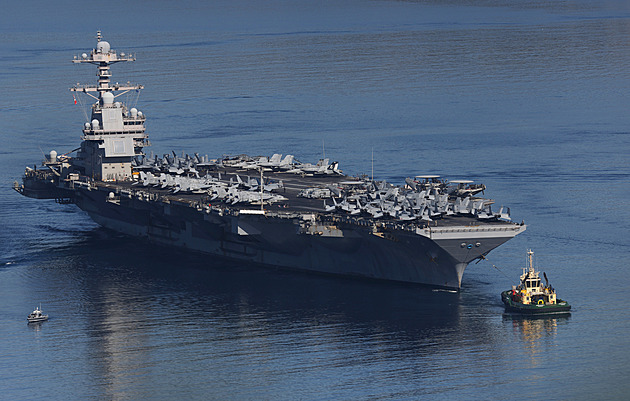 Letadlová loď USS Ford měla problémy už před požárem. Je na moři moc dlouho