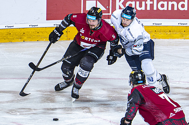 ONLINE: Plzeň - Sparta. Domácí se ujímají vedení. Promění hned první mečbol?