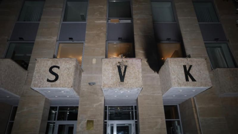 Útok zápalnými láhvemi na Ruský dům v Praze: Jeho šéf mluví o monstrech a nelidskosti