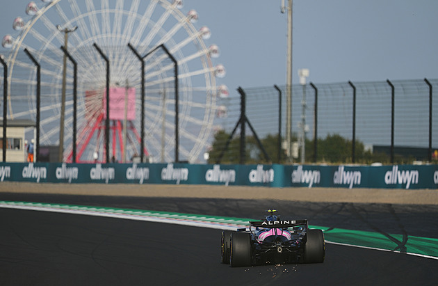 V pátečních trénincích F1 v Japonsku byli nejrychlejší Russell a Piastri