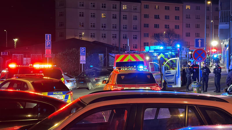 Tragický požár v Praze: V plamenech zahynul člověk, další lidi zachránili hasiči