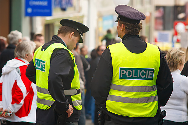 Policie se samopaly u církevních objektů i na akcích. O Velikonocích posílí hlídky