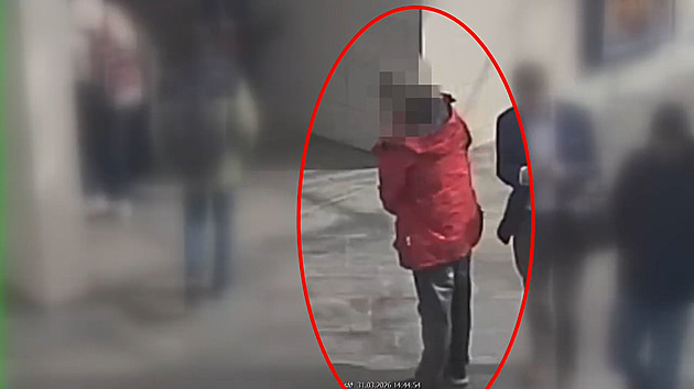 Zloději masti v červené bundě nepomohl ani převlek, prozradilo ho podupávání