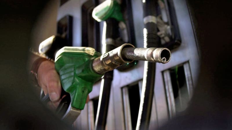 Schillerová poprvé oznámí cenový strop paliv. Ekonomové řidiče varují: Někde se může zdražit