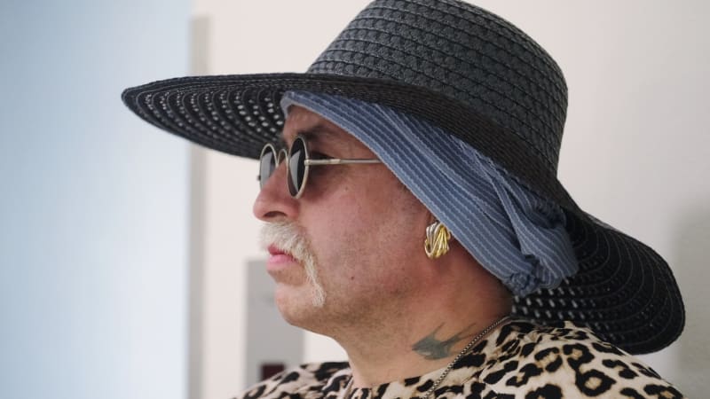 Česká policie dopadla uprchlou německou neonacistku. Změnila si pohlaví, aby seděla s ženami