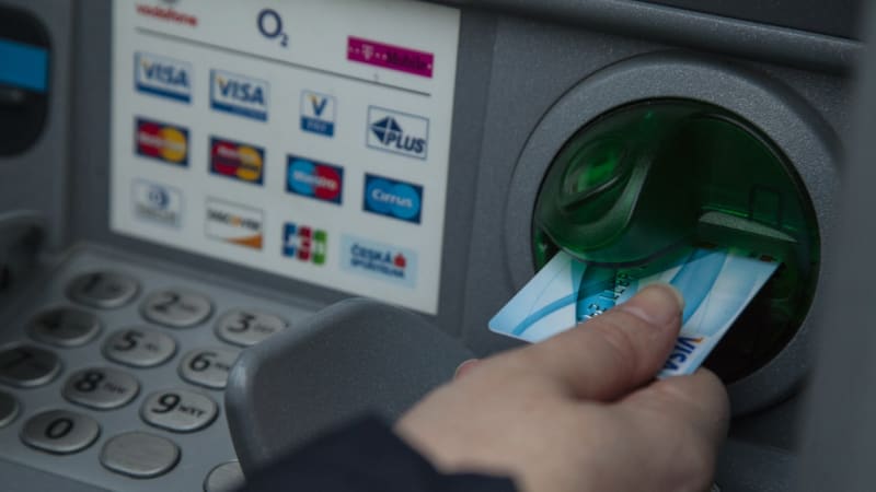 Odstávka velké banky v Česku: Nebude fungovat bankovnictví, hrozí zpoždění připsání peněz