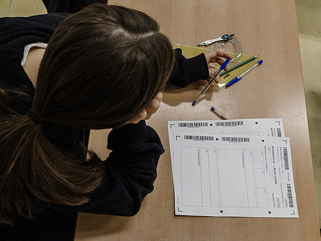 Finální pokus. Deváťáci píšou podruhé přijímačky. Snad to dopadne lépe, doufají