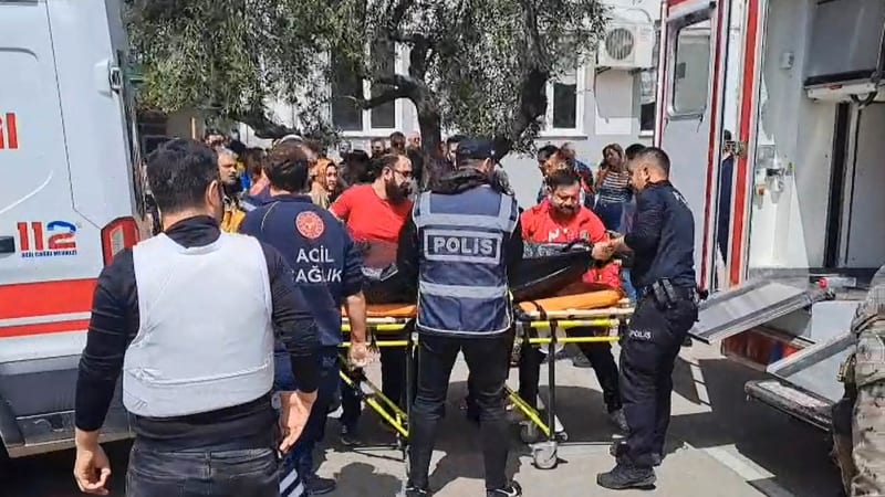 Další střelba v Turecku: Devět mrtvých ve škole. Lidé skákali z oken, útočil syn expolicisty