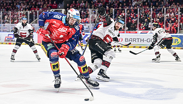 ONLINE: Pardubice - Sparta. Sedmý zápas o všechno. Kdo ve finále vyzve Třinec?