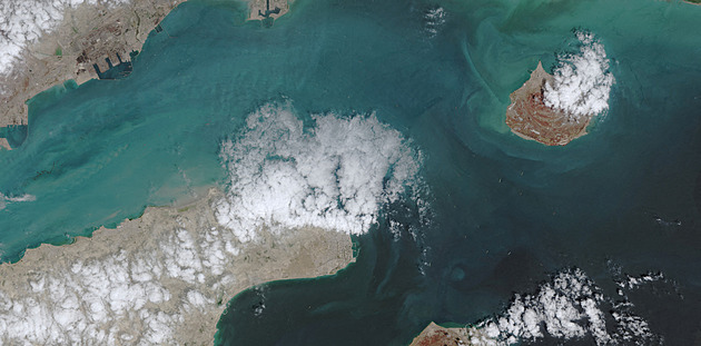 Írán opět zastavil ropnou tepnu. Dvě lodě v Hormuzském průlivu zasáhla palba