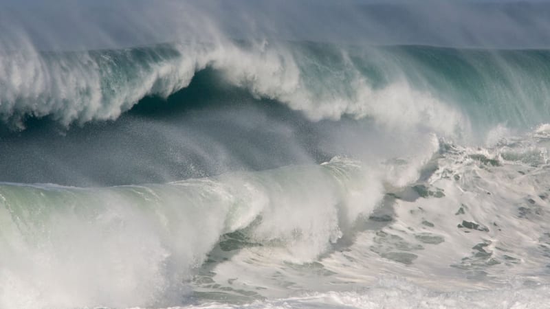 Japonsko zasáhlo silné zemětřesení. Na pevninu udeřily první vlny tsunami, lidé se evakuují