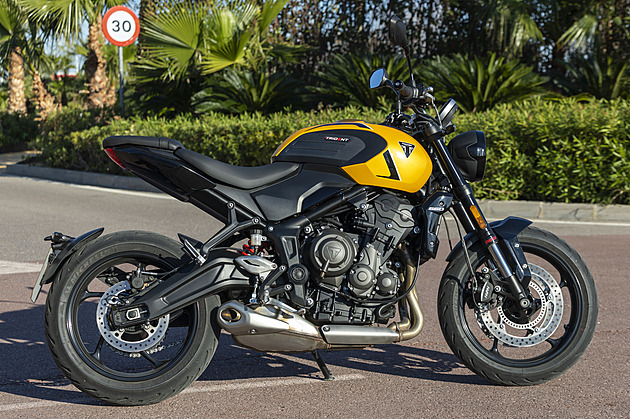 První jízda na motorce pro první dámu. Triumph Trident 660 je skvělý univerzál