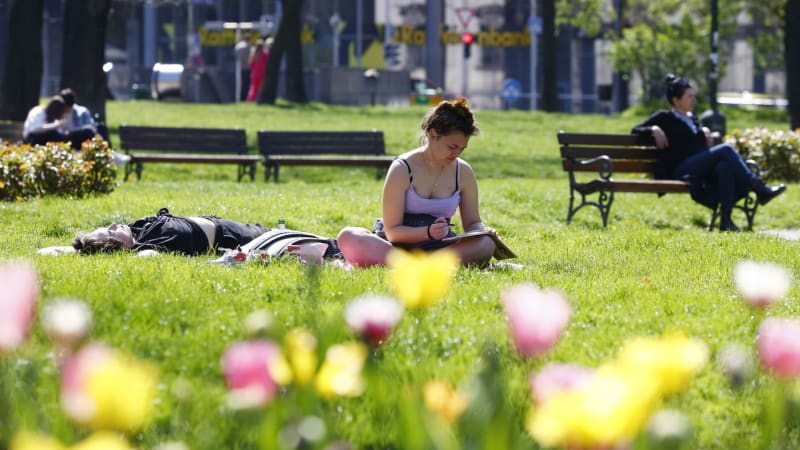 Na Česko se valí letní teploty, pak přijde zlom. MAPA ukazuje, kde bude nejtepleji