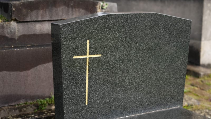 Pohřbení zaživa? Bušení a sténání z rakve vyděsilo i slovenské policisty. Otevření bylo šok