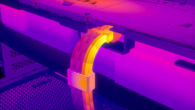 Corsair má 12+4pinový kabel, který zabrání roztavení konektorů GPU a funguje s jakýmkoli zdrojem