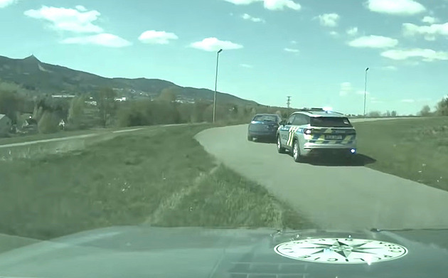Řidič s rukou v sádře zběsile ujížděl policii, jen těsně minul rodinu s kočárkem