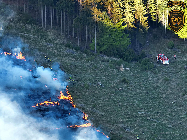 Požár lesa v Hostýnských vrších. Zasaženou plochu zkontrolují termokamery