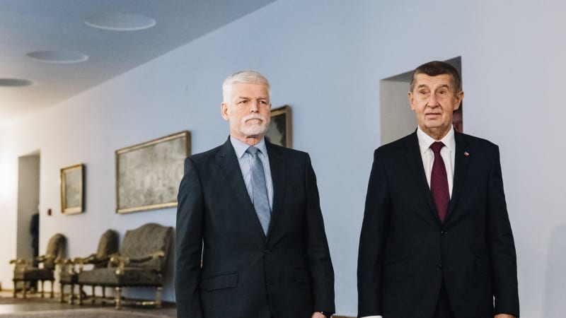 ON-LINE: Babiš dorazil na Hrad. S Pavlem jednají o summitu NATO, Macinka účast prezidenta odmítá