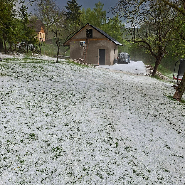 Bouřky zasáhly část Česka. Kvůli dešťům vyjížděli hasiči, blesk udeřil i do vlaku