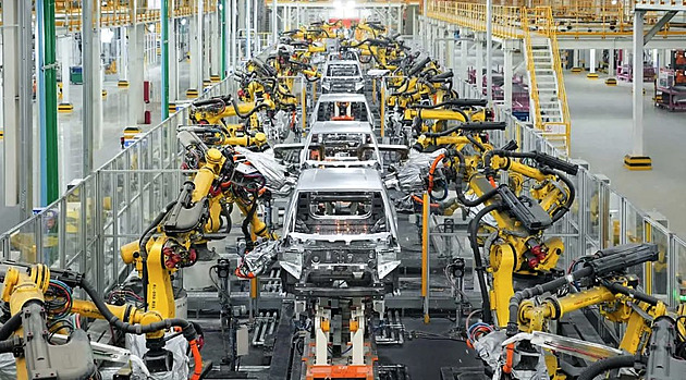 Číňané jdou po fabrikách automobilek v Evropě. Jsou však prý zastaralé